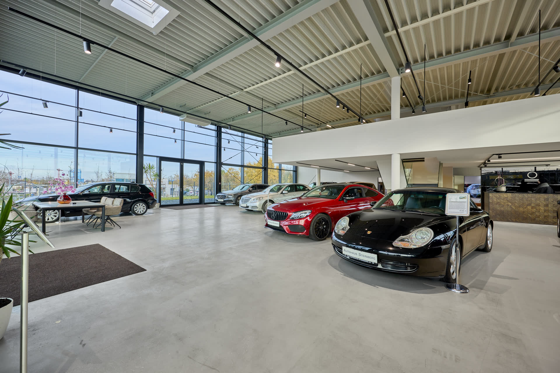 Showroom des Autohaus Steinberg mit Fahrzeugen