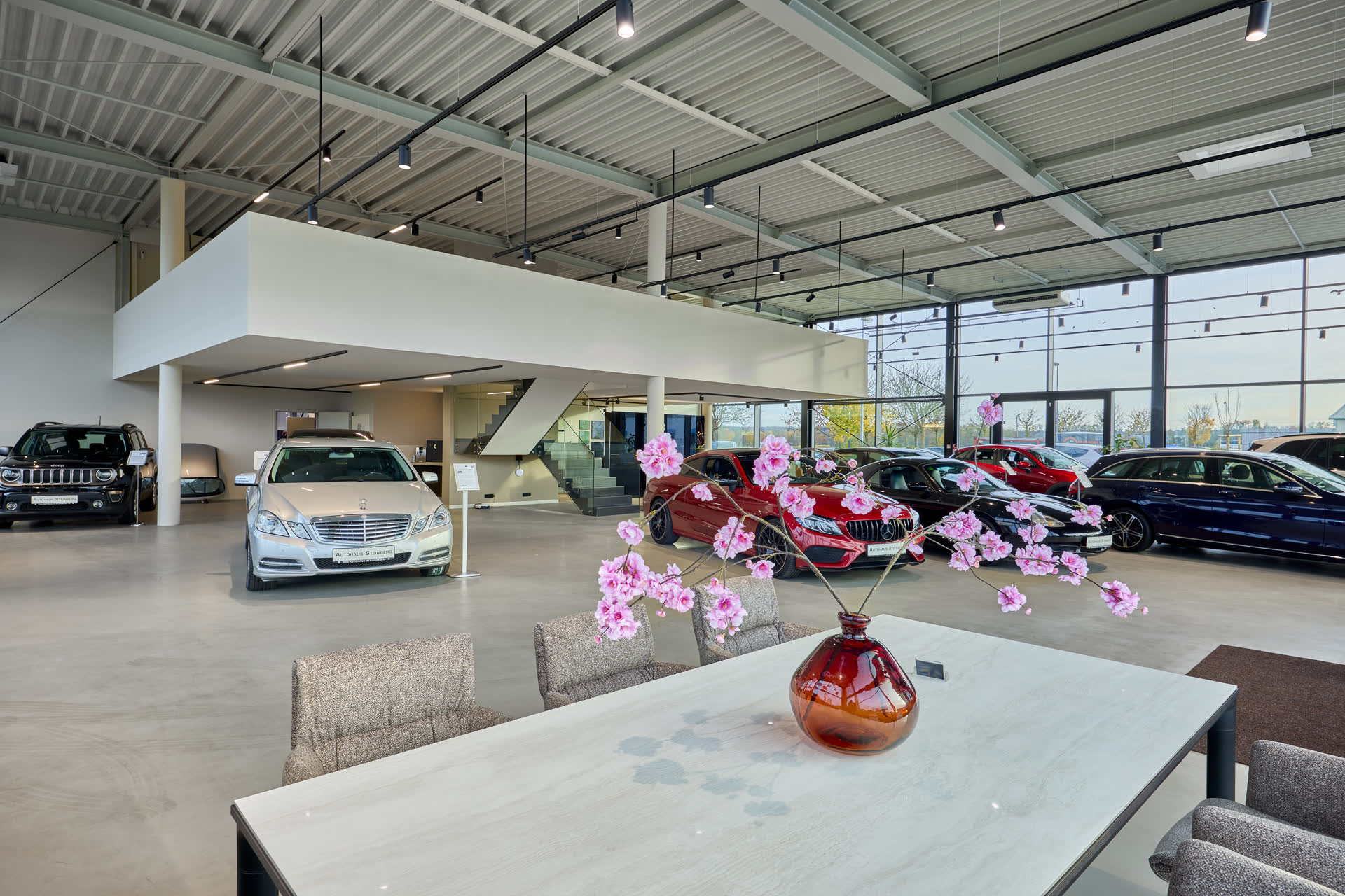 Fahrzeugausstellung im Showroom mit Blumenschmuck