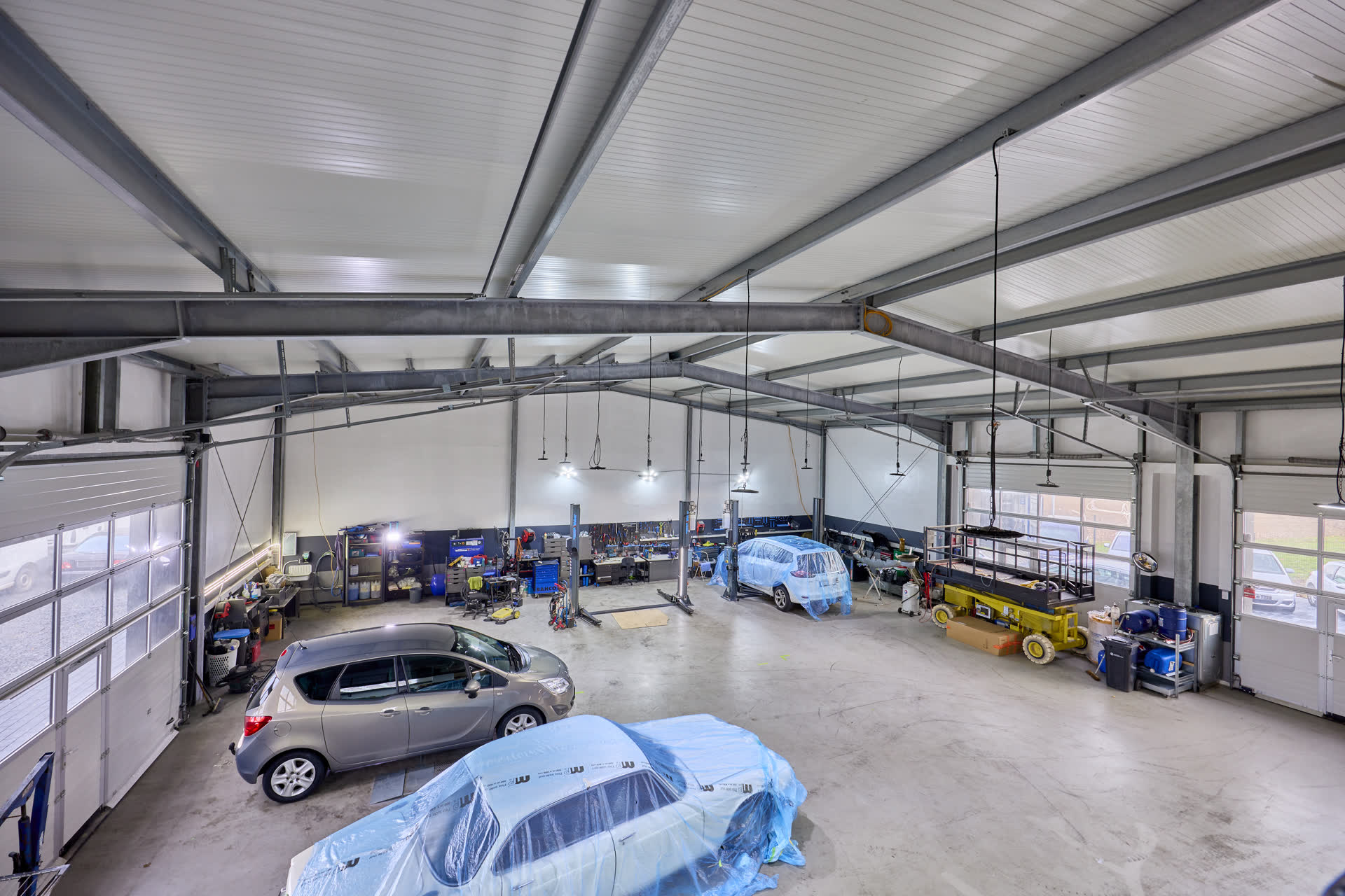 Blick in die Servicehalle mit mehreren Arbeitsplätzen