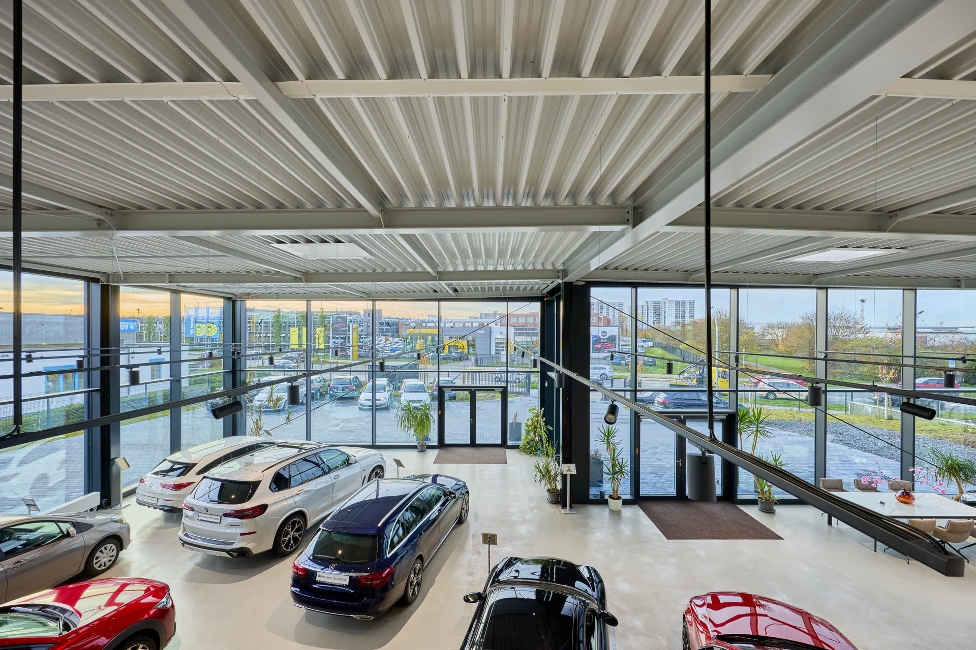 Blick von der Galerieebene über den Showroom